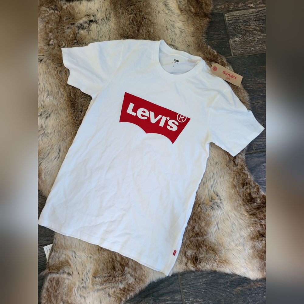 New T-shirt with Levi's logo